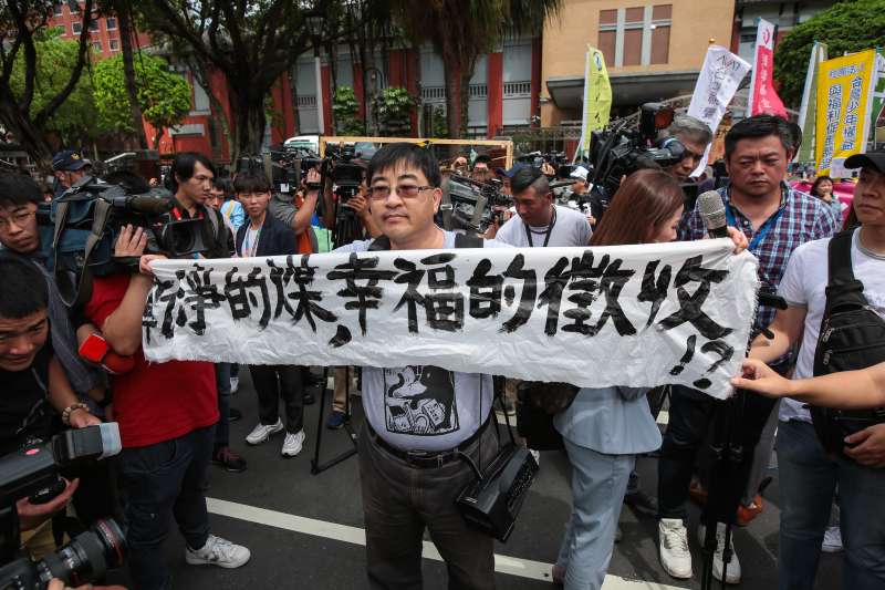 20190524-反南鐵東移自救會長陳致曉24日出席524響應全球氣候行動遊行,質問賴清德何謂「乾淨的媒,幸福的徵收?」。(顏麟宇攝) 20190524-反南鐵東移自救會長陳致曉24日出席524響應全球氣候行動遊行,質問賴清德何謂「乾淨的媒,幸福的徵收?」。(顏麟宇攝)