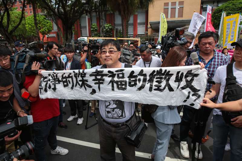 20190524-反南鐵東移自救會長陳致曉24日出席524響應全球氣候行動遊行，質問賴清德何謂「乾淨的媒，幸福的徵收？」。（顏麟宇攝）