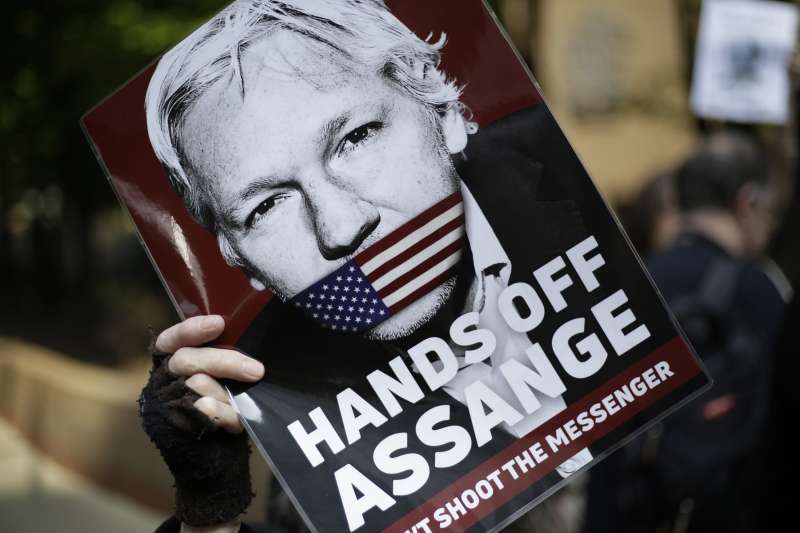 「維基解密」網站創辦人阿桑奇(Julian Assange)深陷跨國法律訴訟戰,許多支持者示威聲援(AP) 「維基解密」網站創辦人阿桑奇(Julian Assange)深陷跨國法律訴訟戰,許多支持者示威聲援(AP)