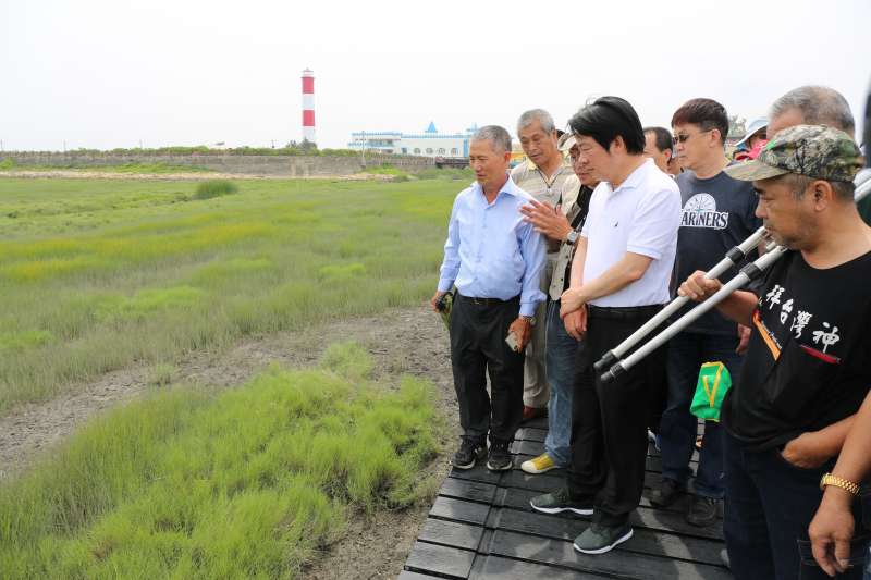 20190526_前行政院長賴清德(白衣者)26日走訪台中高美溼地。(賴清德辦公室提供) 20190526_前行政院長賴清德(白衣者)26日走訪台中高美溼地。(賴清德辦公室提供)