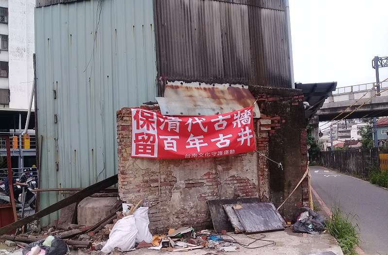 南鐵地下化強拆戶張家古井,不到六米就有清澈湧泉。(朱淑娟提供) 南鐵地下化強拆戶張家古井,不到六米就有清澈湧泉。(朱淑娟提供)