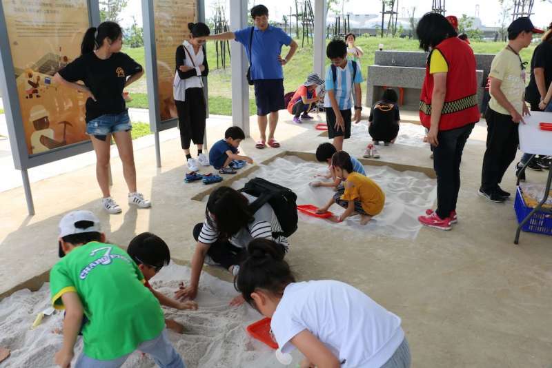 小朋友在新北考古公園爭相體驗挖掘考古的樂趣。(圖/李梅瑛攝) 小朋友在新北考古公園爭相體驗挖掘考古的樂趣。(圖/李梅瑛攝)