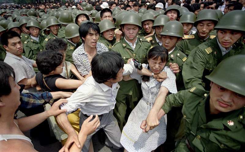 六四、天安門、1989年6月3日,北京市民與軍警發生推擠衝突。(AP) 六四、天安門、1989年6月3日,北京市民與軍警發生推擠衝突。(AP)
