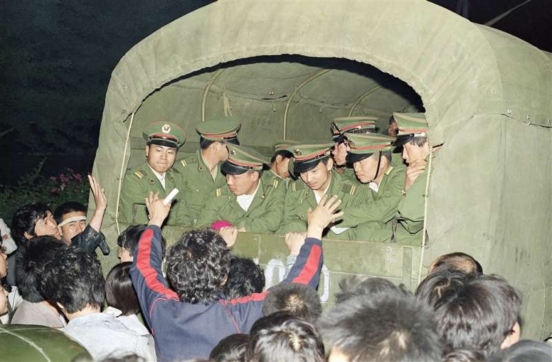 六四、天安門、1989年5月北京戒嚴令頒布後,學生和民眾在各進城路口阻攔戒嚴部隊軍車。(AP) 六四、天安門、1989年5月北京戒嚴令頒布後,學生和民眾在各進城路口阻攔戒嚴部隊軍車。(AP)