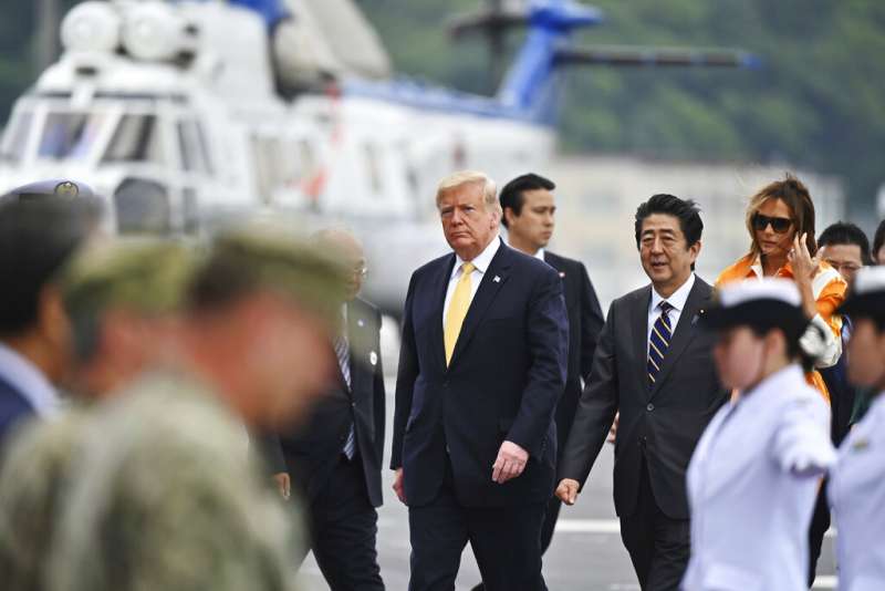 美國總統川普28日赴橫須賀基地視察駐日美軍,並且與日相安倍晉三一同登上直升機護衛艦「加賀」號。(美聯社) 美國總統川普28日赴橫須賀基地視察駐日美軍,並且與日相安倍晉三一同登上直升機護衛艦「加賀」號。(美聯社)