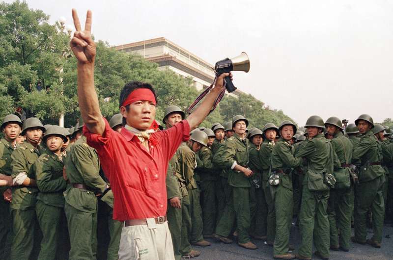 六四、1989年6月3日,一位示威民眾在人民大會堂西側朝人民解放軍比出勝利手勢。(AP) 六四、1989年6月3日,一位示威民眾在人民大會堂西側朝人民解放軍比出勝利手勢。(AP)