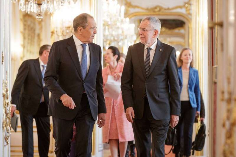 無實權的奧地利總統職責之一是接待外賓, 圖為現任總統Alexander van der Bellen (右) 在維也納霍夫堡共接待俄羅斯外長 Sergej W. Lawlow。(圖/楊佳恬提供) 無實權的奧地利總統職責之一是接待外賓, 圖為現任總統Alexander van der Bellen (右) 在維也納霍夫堡共接待俄羅斯外長 Sergej W. Lawlow。(圖/楊佳恬提供)