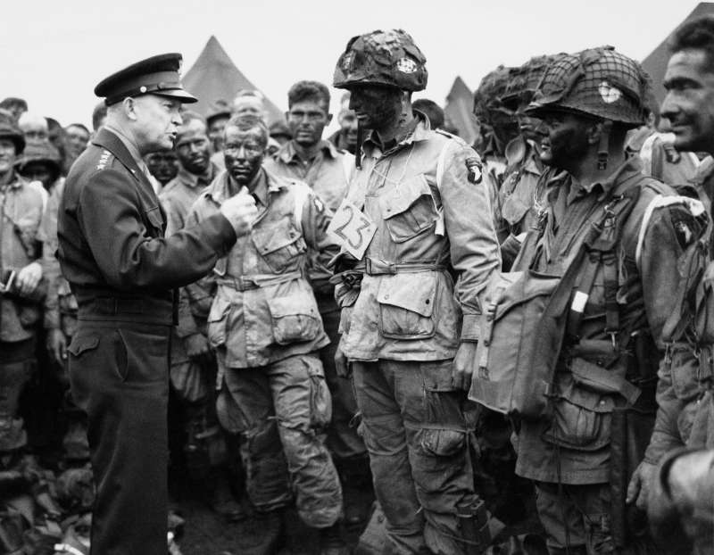 艾森豪(Dwight Eisenhower)與美軍士兵交談。(AP) 艾森豪(Dwight Eisenhower)與美軍士兵交談。(AP)