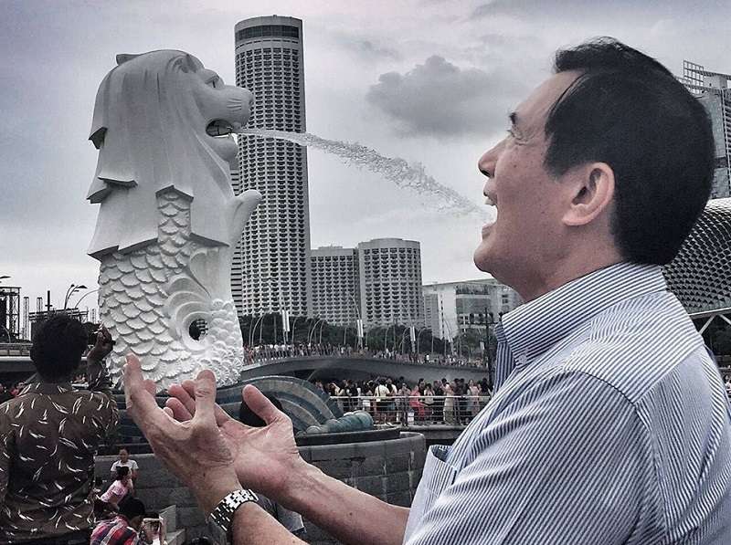 郭台銘拿著傳聞前總統馬英九「抗韓影武者」的報導,指責中時是「黑郭總司令部」的時候,馬英九已搭上飛往新加坡的班機。(馬英九臉書) 郭台銘拿著傳聞前總統馬英九「抗韓影武者」的報導,指責中時是「黑郭總司令部」的時候,馬英九已搭上飛往新加坡的班機。(馬英九臉書)