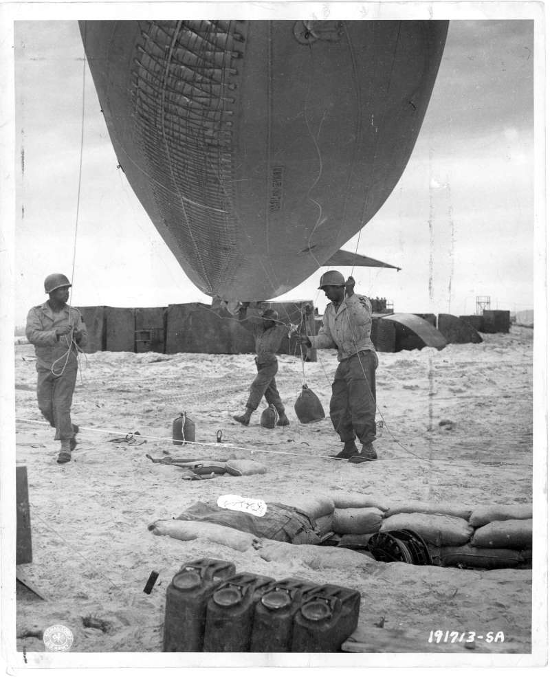 「第320防空炮兵氣球營」（320th Barrage Balloon Battalion）是二戰諾曼第登陸「D-Day」唯一全由非裔美軍組成的部隊。（取自美國國家檔案局）