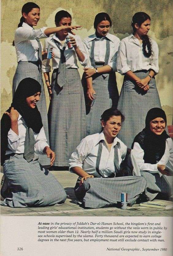20190606-在學校上課的沙烏地女學生,攝于1980年。(劉燕婷提供).jpg 20190606-在學校上課的沙烏地女學生,攝于1980年。(劉燕婷提供).jpg