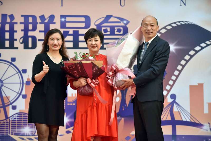 20190606-「甄愛高雄群星會」7月登場,韓國瑜(左)偕同甄珍(右)於6月6日舉辦記者會宣傳。(高雄市政府提供) 20190606-「甄愛高雄群星會」7月登場,韓國瑜(左)偕同甄珍(右)於6月6日舉辦記者會宣傳。(高雄市政府提供)