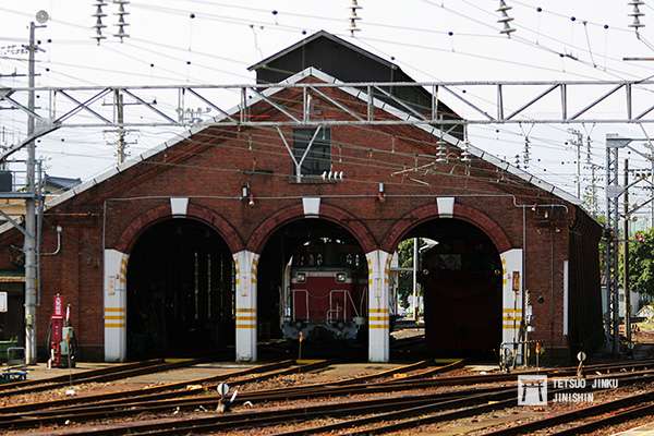 位於糸魚川的紅磚車庫，由於用地將改建成北陸新幹線的車站，因此必須拆除，雖然當地民眾連署希望保存，但由於沒有經費，最後還是拆除，僅剩下立面保存。（攝影／陳威臣）