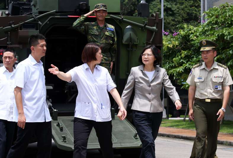 20190606_裝憲營和拱衛中樞、層峰維安息息相關,總統蔡英文(前右二)2016年5月上任後視察憲兵單位,即選定裝憲營。(資料照,取自總統府官網) 20190606_裝憲營和拱衛中樞、層峰維安息息相關,總統蔡英文(前右二)2016年5月上任後視察憲兵單位,即選定裝憲營。(資料照,取自總統府官網)