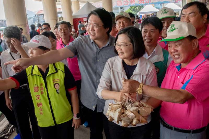 20190607-總統蔡英文6日前往基隆八斗子漁港主持龍舟賽開幕典禮，基隆市長林右昌右陪同出席。（取自蔡英文臉書）