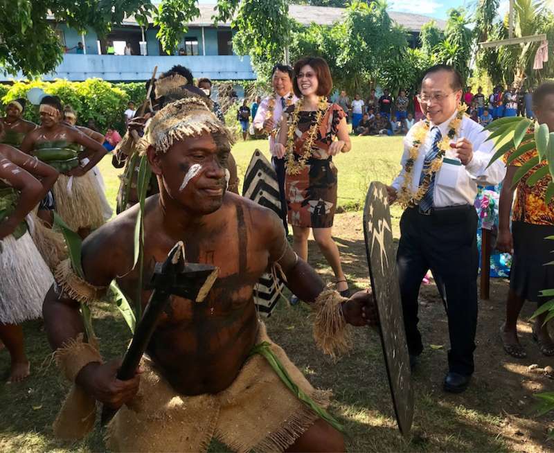 索羅門國立大學學生以傳統歌舞歡迎高醫團隊的到來。（圖／徐炳文攝）