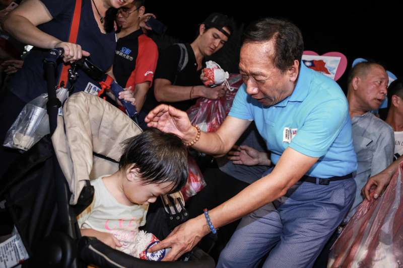 20190608-鴻海董事長郭台銘至安和夜市發放果凍財神包,大量民眾到場支持。(簡必丞攝) 20190608-鴻海董事長郭台銘至安和夜市發放果凍財神包,大量民眾到場支持。(簡必丞攝)