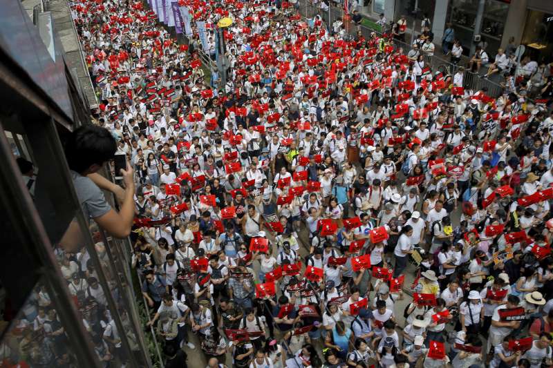 2019年6月9日，香港各界發起「反送中大遊行」，抗議特區政府試圖修訂，容許中國從香港引渡「逃犯」（AP）