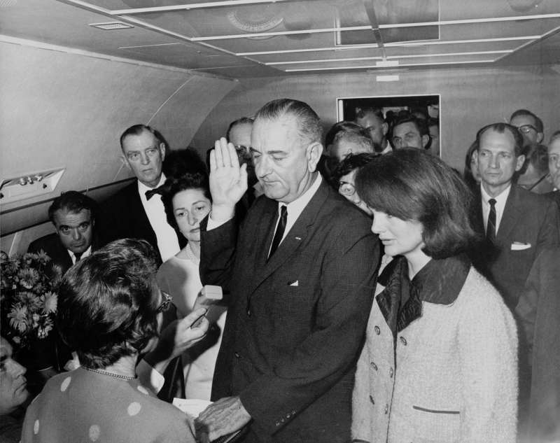 美國第36位總統詹森（Lyndon B. Johnson）在空軍一號上宣誓就職（Wikipedia / Public Domain）