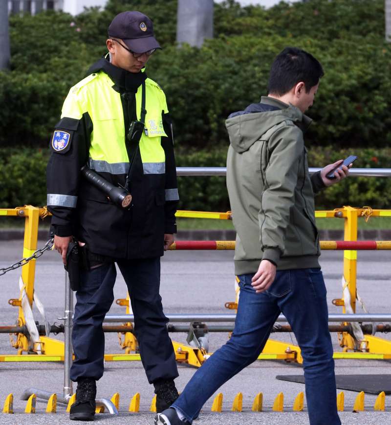20190612-累積近年數次突發性陳抗、府區周邊重大危安事件之經驗,捕捉網的出現(衛哨人員身上的圓筒狀物體)是非致命武器的代表,而隨著電擊槍裝備,總統府部分衛哨仍攜帶捕捉網服勤。(蘇仲泓攝) 20190612-累積近年數次突發性陳抗、府區周邊重大危安事件之經驗,捕捉網的出現(衛哨人員身上的圓筒狀物體)是非致命武器的代表,而隨著電擊槍裝備,總統府部分衛哨仍攜帶捕捉網服勤。(蘇仲泓攝)