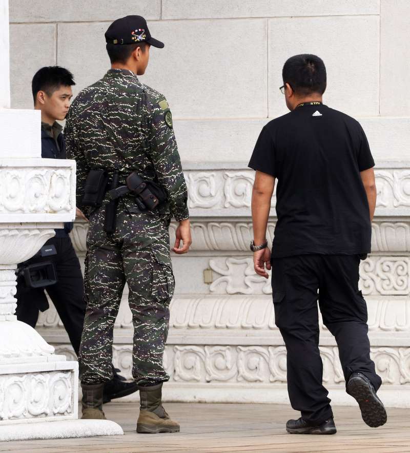 20190612-部分軍方單位即在更早以前就裝備電擊槍執勤,包括忠烈祠儀隊人員(圖)、後備指揮部所屬單位衛哨。(蘇仲泓攝) 20190612-部分軍方單位即在更早以前就裝備電擊槍執勤,包括忠烈祠儀隊人員(圖)、後備指揮部所屬單位衛哨。(蘇仲泓攝)