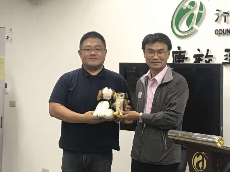 20190612_農委會主委陳吉仲(右)頒發小禮物給發現秋行軍蟲的張先生(左)。(廖羿雯攝) 20190612_農委會主委陳吉仲(右)頒發小禮物給發現秋行軍蟲的張先生(左)。(廖羿雯攝)