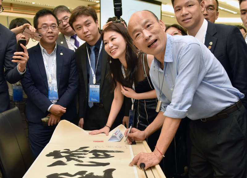 高雄市長韓國瑜(前右)說,希望開闢兩條線,一條是往馬來西亞、菲律賓、新加坡,一條是香港、澳門及大陸沿海城市。(圖/徐炳文攝) 高雄市長韓國瑜(前右)說,希望開闢兩條線,一條是往馬來西亞、菲律賓、新加坡,一條是香港、澳門及大陸沿海城市。(圖/徐炳文攝)