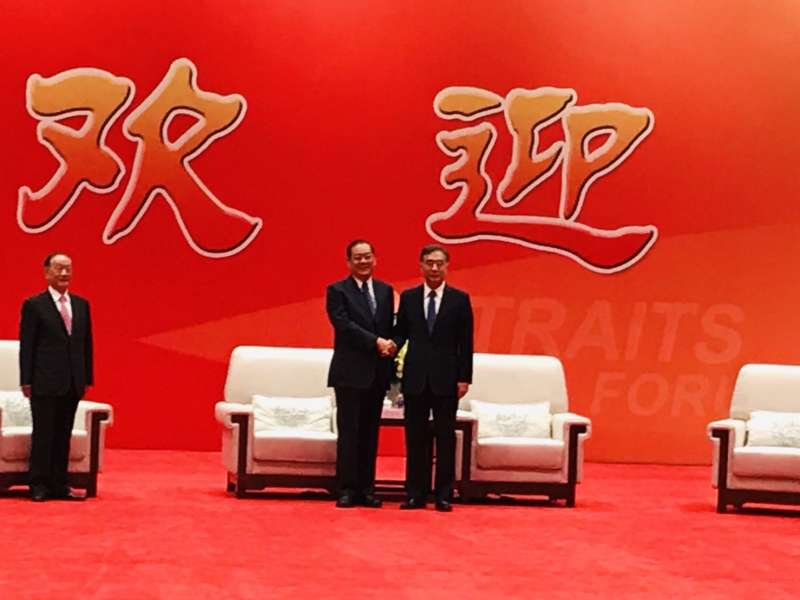 第11屆海峽論壇16日上午舉行開幕式,國民黨副主席兼秘書長曾永權會前率參訪團成員會見中國政協主席汪洋。(國民黨提供).jpg 第11屆海峽論壇16日上午舉行開幕式,國民黨副主席兼秘書長曾永權會前率參訪團成員會見中國政協主席汪洋。(國民黨提供).jpg