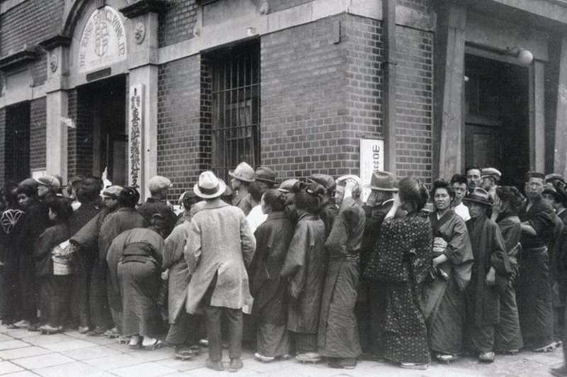 1927年擠兌.昭和金融恐慌(圖/鈴木商店紀念館)https://jaa2100.org/suzukishoten-museum/detail/013996.html 1927年擠兌.昭和金融恐慌(圖/鈴木商店紀念館)https://jaa2100.org/suzukishoten-museum/detail/013996.html