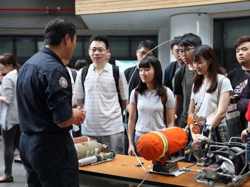 主辦單位向清大學生說明校園內高風險氣體鋼瓶進行安全操作作業。(圖/新竹市政府提供) 主辦單位向清大學生說明校園內高風險氣體鋼瓶進行安全操作作業。(圖/新竹市政府提供)