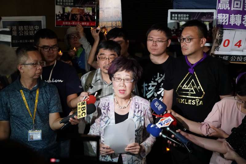 20190617-公投法修正案三讀通過,前副總統呂秀蓮發表談話。(盧逸峰攝) 20190617-公投法修正案三讀通過,前副總統呂秀蓮發表談話。(盧逸峰攝)