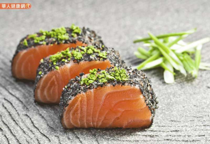 優質的Omega-3來源有:核桃、奇亞籽和亞麻仁、菜籽油,特別是高脂肪的魚類。(圖/華人健康網) 優質的Omega-3來源有:核桃、奇亞籽和亞麻仁、菜籽油,特別是高脂肪的魚類。(圖/華人健康網)