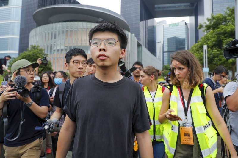 香港的反送中抗爭成功擋下《逃犯條例》修正,學運領袖黃之鋒也恰好在此時出獄。(美聯社) 香港的反送中抗爭成功擋下《逃犯條例》修正,學運領袖黃之鋒也恰好在此時出獄。(美聯社)