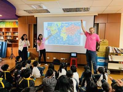 外籍教師利用世界地圖點燃孩子學習興趣。(圖/台中市政府提供) 外籍教師利用世界地圖點燃孩子學習興趣。(圖/台中市政府提供)