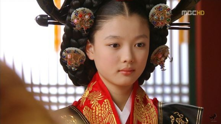 加髢上的木頭假髻,稱為「舉頭美」(圖/《擁抱太陽的月亮》劇照) 加髢上的木頭假髻,稱為「舉頭美」(圖/《擁抱太陽的月亮》劇照)