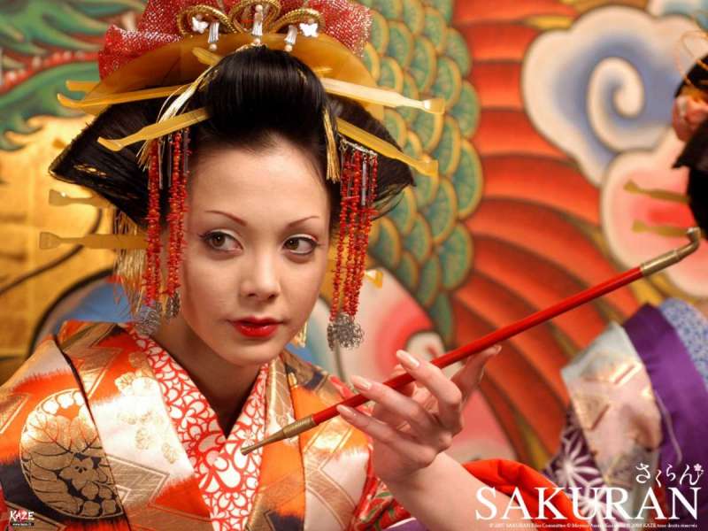 日本女性接髻的髮型是在前額或後腦接上髮髻(圖/《電影惡女花魁》摘自芳療協會網站) 日本女性接髻的髮型是在前額或後腦接上髮髻(圖/《電影惡女花魁》摘自芳療協會網站)