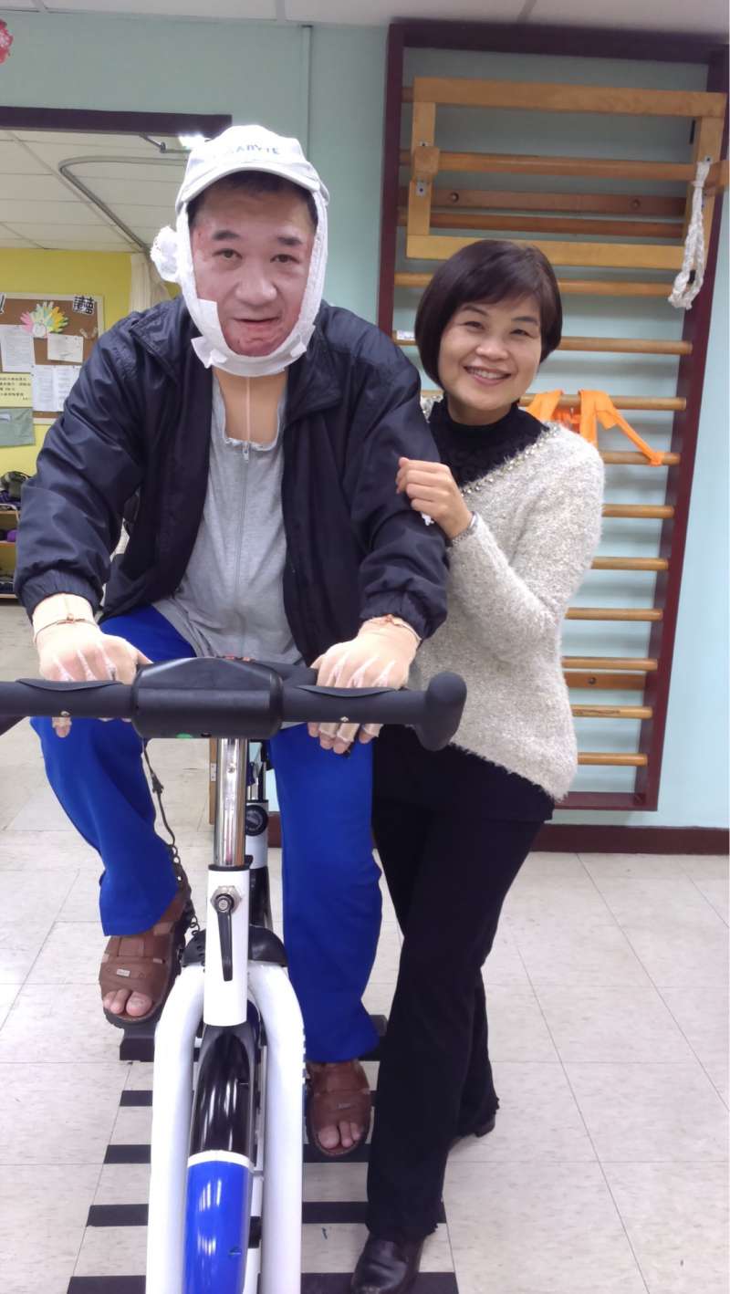 20190620-傅大哥夫妻鶼鰈情深,彼此扶持,在陽光協助下度過黑暗時期。(陽光基金會提供) 20190620-傅大哥夫妻鶼鰈情深,彼此扶持,在陽光協助下度過黑暗時期。(陽光基金會提供)