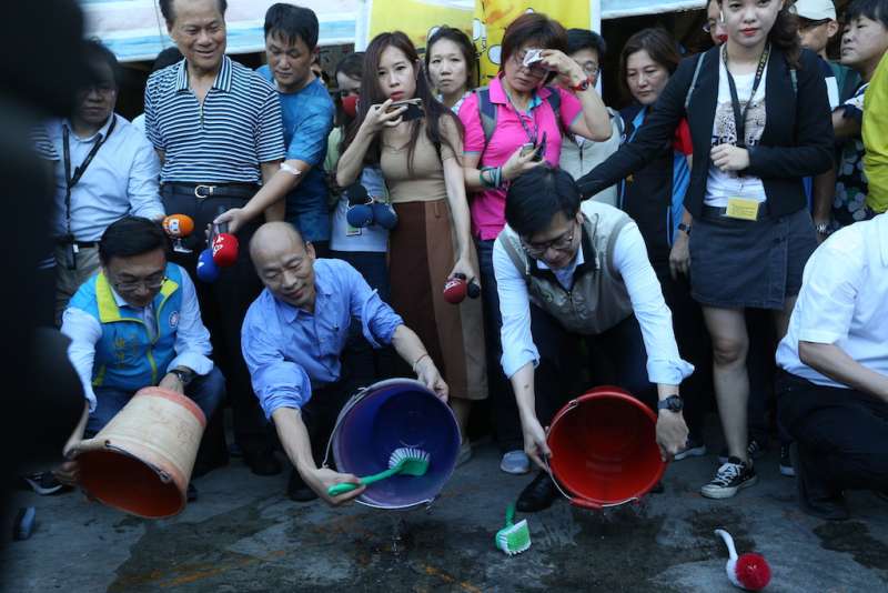 高雄市長韓國瑜(左)與副院長陳其邁合體,一起到這次登革熱疫情最嚴重的鼎金里獅湖市場視察。(圖/徐炳文攝) 高雄市長韓國瑜(左)與副院長陳其邁合體,一起到這次登革熱疫情最嚴重的鼎金里獅湖市場視察。(圖/徐炳文攝)