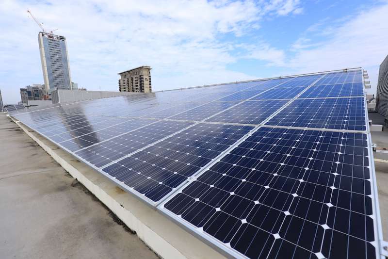 台中市政府台灣大道市政中心屋頂太陽能發電裝置。(圖/台中市政府提供) 台中市政府台灣大道市政中心屋頂太陽能發電裝置。(圖/台中市政府提供)