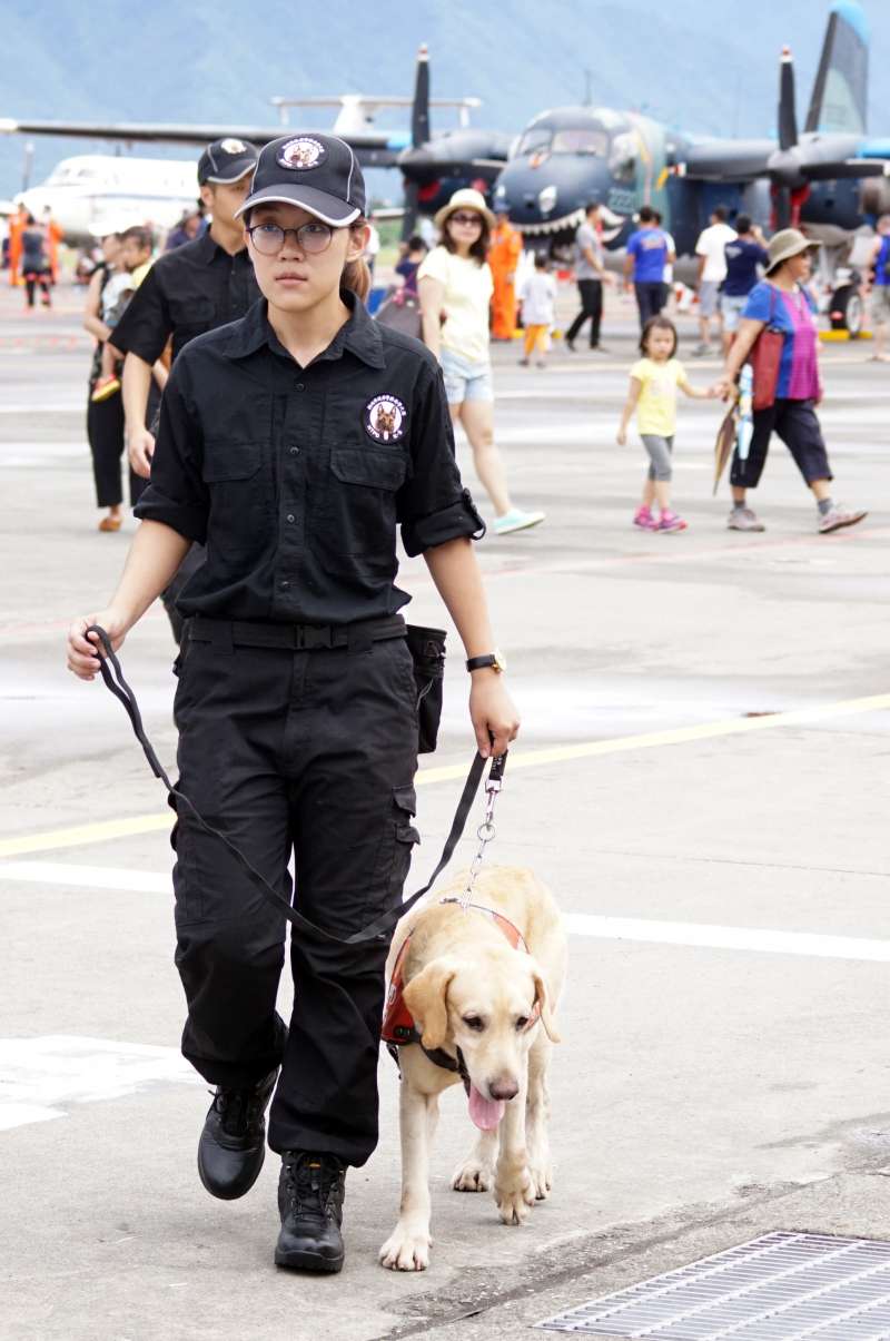 20190621-新北市警察局警犬隊是近年執行場檢相當具有代表性的警犬單位,2016年甚至前進空軍花蓮基地執行營區開放場地安檢工作。(蘇仲泓攝) 20190621-新北市警察局警犬隊是近年執行場檢相當具有代表性的警犬單位,2016年甚至前進空軍花蓮基地執行營區開放場地安檢工作。(蘇仲泓攝)