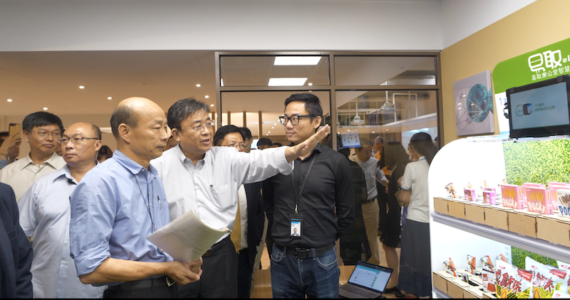 高雄市長韓國瑜體驗智慧無人販售機。(圖/徐炳文攝) 高雄市長韓國瑜體驗智慧無人販售機。(圖/徐炳文攝)