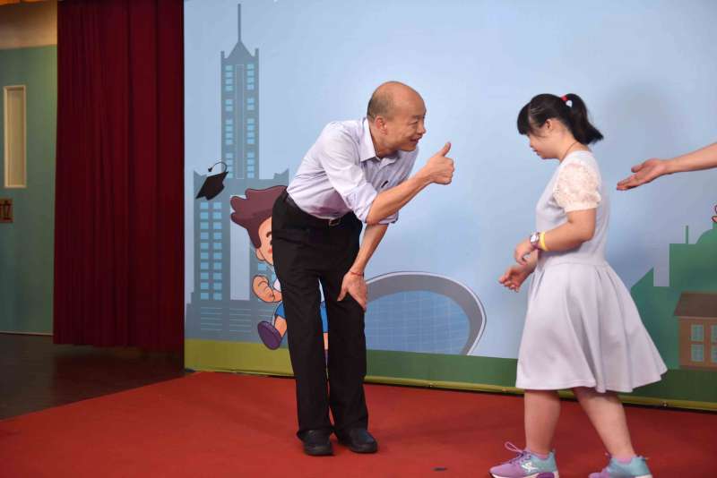 q43高雄市107學年度模範生、市長獎畢業生與市長合影活動,第四場中高雄地區場今(24)日下午於新莊高中舉行。高雄市長韓國瑜與751位來自三民、苓雅、永安、彌陀與梓官5區的國中小高中模範生、市長獎畢業學生合影。(高雄市政府提供).jpg q43高雄市107學年度模範生、市長獎畢業生與市長合影活動,第四場中高雄地區場今(24)日下午於新莊高中舉行。高雄市長韓國瑜與751位來自三民、苓雅、永安、彌陀與梓官5區的國中小高中模範生、市長獎畢業學生合影。(高雄市政府提供).jpg
