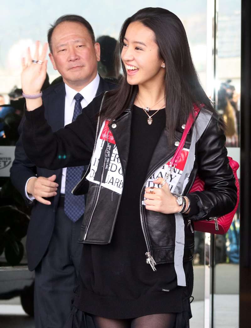 20190626-寶哥幾乎就是台灣演藝圈明星保鑣的代名詞,舉凡大明星、球星來台訪問、宣傳,都是由寶哥和所屬保全團隊負責維安。圖為寶哥(左)今年3月期間隨扈日本天王木村拓哉之女木村光希訪台行程。(蘇仲泓攝) 20190626-寶哥幾乎就是台灣演藝圈明星保鑣的代名詞,舉凡大明星、球星來台訪問、宣傳,都是由寶哥和所屬保全團隊負責維安。圖為寶哥(左)今年3月期間隨扈日本天王木村拓哉之女木村光希訪台行程。(蘇仲泓攝)