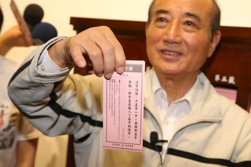 20190627-前立法院長王金平27日參觀「金庸武俠-華山論劍」特展,抽中上上籤。(顏麟宇攝) 20190627-前立法院長王金平27日參觀「金庸武俠-華山論劍」特展,抽中上上籤。(顏麟宇攝)