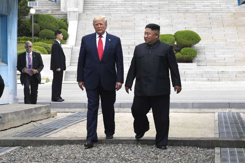 2019年6月30日,美國總統川普與北韓領導人金正恩在兩韓交界「非軍事區」(DMZ)板門店會面(AP) 2019年6月30日,美國總統川普與北韓領導人金正恩在兩韓交界「非軍事區」(DMZ)板門店會面(AP)