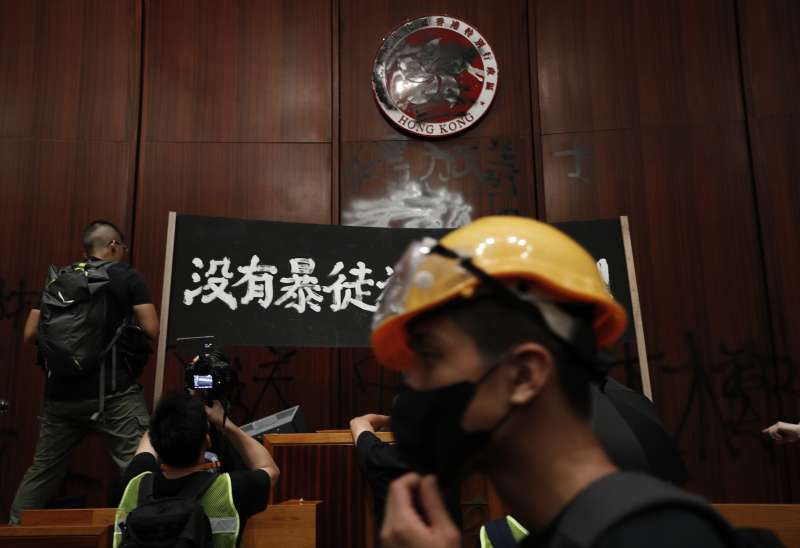 2019年7月1日,香港再度爆發反《逃犯條例》修訂、反送中大規模示威,示威者晚間衝進立法會(AP) 2019年7月1日,香港再度爆發反《逃犯條例》修訂、反送中大規模示威,示威者晚間衝進立法會(AP)