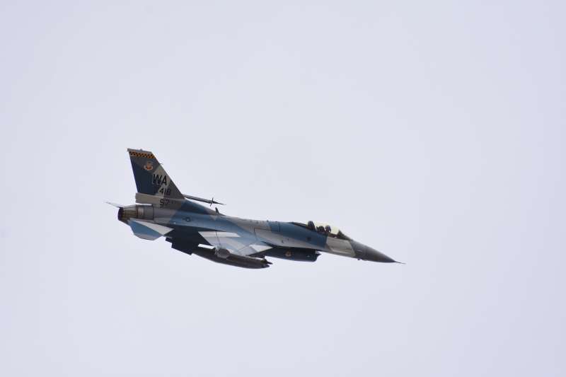 馬英九時代爭取到的F-16V戰鬥機,對中華民國空軍而言面對現在的威脅已經綽綽有餘,圖為美國空軍第57戰鬥機聯隊第64假想敵中隊的F-16C戰鬥機。(許劍虹提供) 馬英九時代爭取到的F-16V戰鬥機,對中華民國空軍而言面對現在的威脅已經綽綽有餘,圖為美國空軍第57戰鬥機聯隊第64假想敵中隊的F-16C戰鬥機。(許劍虹提供)