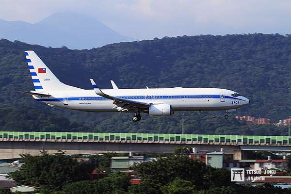 隸屬我國空軍的空軍一號專機，使用的是波音737-800，不過除了國內視察之外，總統出訪大多租用國籍航空。（圖／陳威臣攝，想想論壇提供）