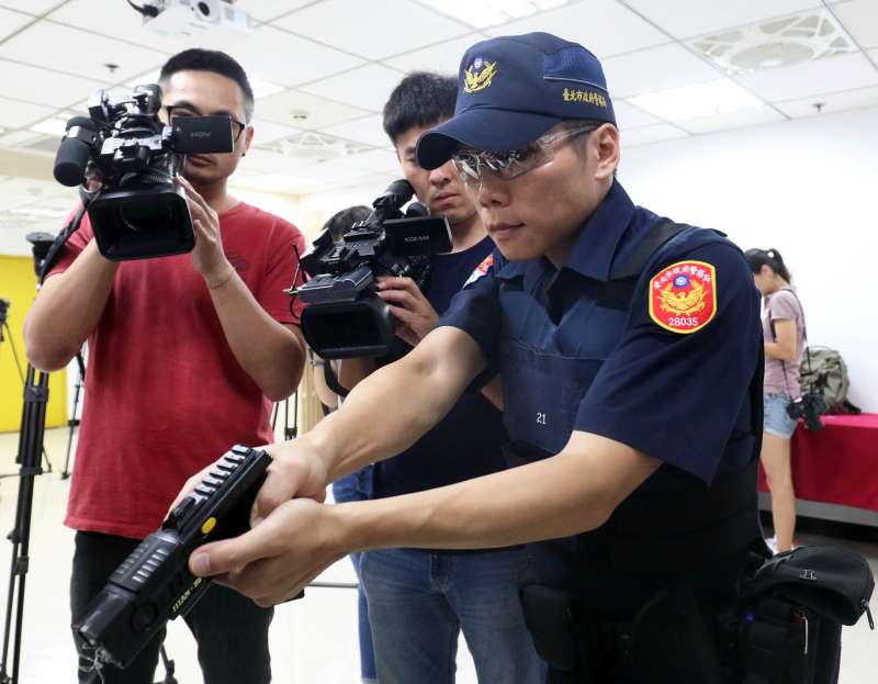 20190705-台北市捷運警察隊2016年8月率先成為裝備電擊槍,直到今天仍是國內少數配備電擊槍的警察單位之一;這次鐵路警察局嘉義分駐所警員李承翰處理補票糾紛遭刺傷而殉職,再度讓高層思考警員裝備電擊槍的必要性。(蘇仲泓攝) 20190705-台北市捷運警察隊2016年8月率先成為裝備電擊槍,直到今天仍是國內少數配備電擊槍的警察單位之一;這次鐵路警察局嘉義分駐所警員李承翰處理補票糾紛遭刺傷而殉職,再度讓高層思考警員裝備電擊槍的必要性。(蘇仲泓攝)