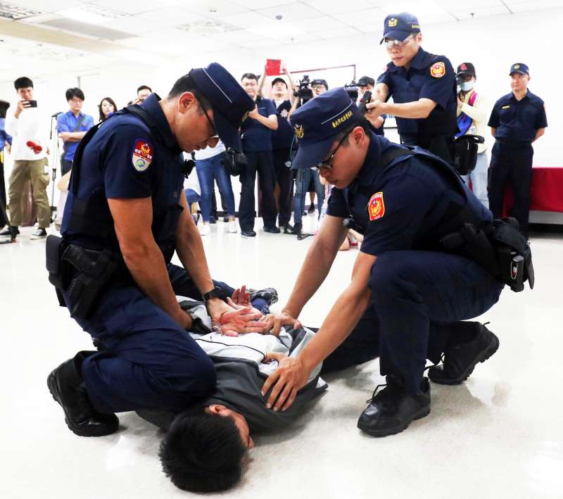 20190705-鐵路警察局嘉義分駐所警員李承翰3日晚間登上台鐵自強號處理補票糾紛遭刺傷,李員在負傷下仍奮勇壓制,4日宣告不治。事發後,同樣在狹小車廂內執勤的台北市捷運警察隊召開記者會,展示捷警隊裝備和示範對應攜械者的應處方式。(蘇仲泓攝) 20190705-鐵路警察局嘉義分駐所警員李承翰3日晚間登上台鐵自強號處理補票糾紛遭刺傷,李員在負傷下仍奮勇壓制,4日宣告不治。事發後,同樣在狹小車廂內執勤的台北市捷運警察隊召開記者會,展示捷警隊裝備和示範對應攜械者的應處方式。(蘇仲泓攝)